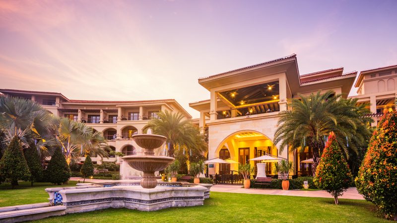 在签订会议旅游合同时，首先应对合同条款进行全面审查。这包括但不限于以下方面：